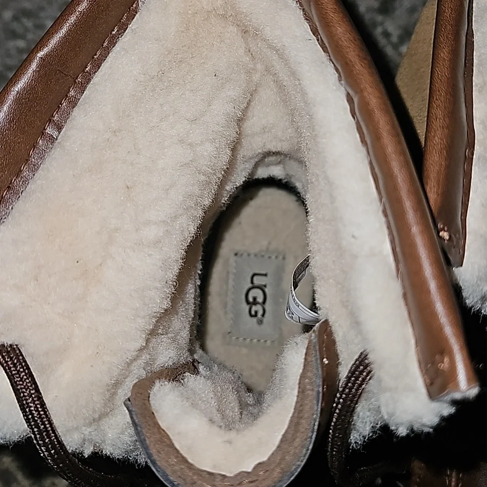 Ugg Butte boots kids size 3